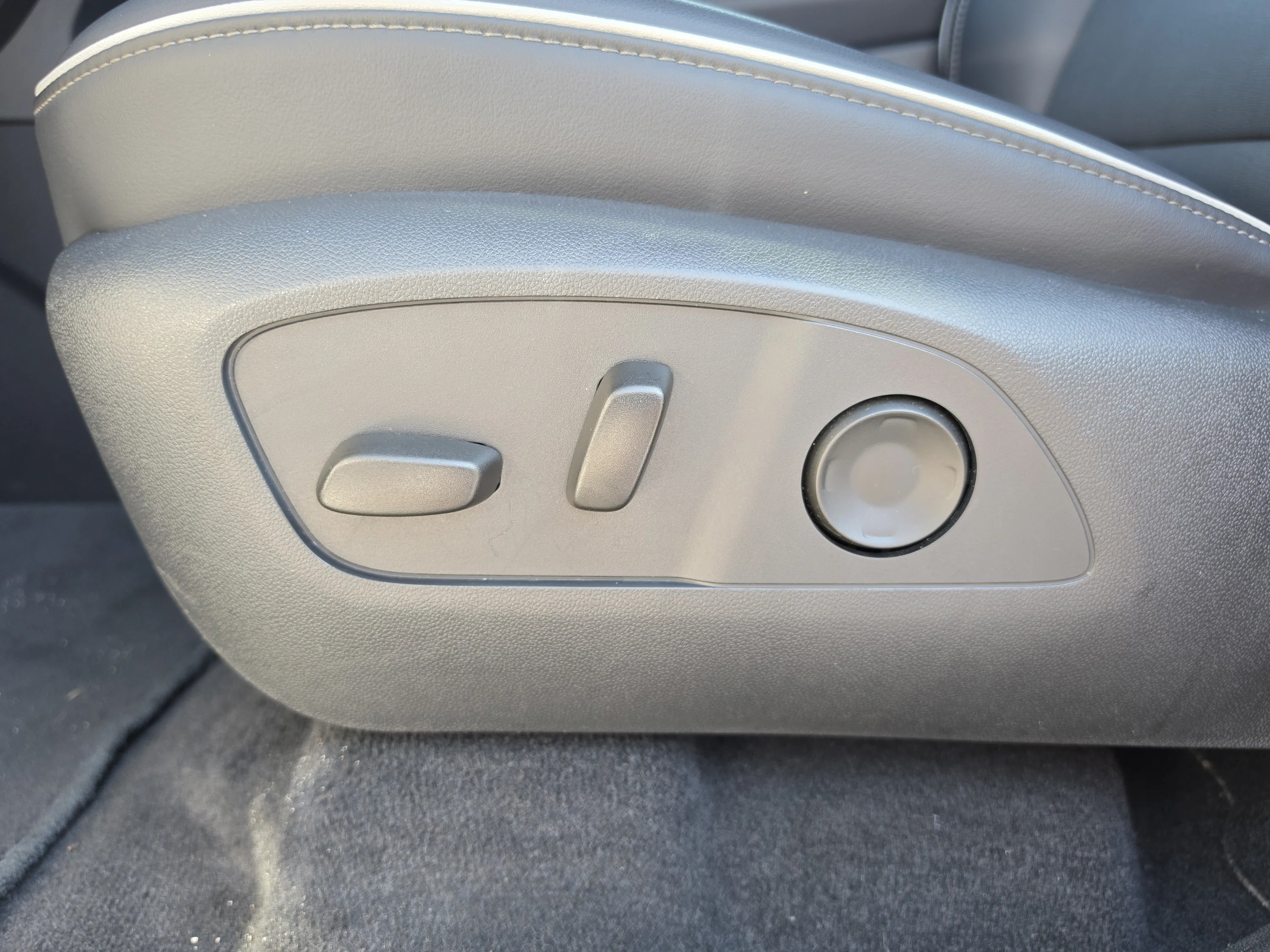 Used 2025 Summit White Buick Preferred image 26