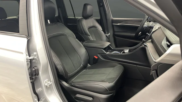 New 2026 Silver Zynith Exterior Paint Jeep Altitude image 25
