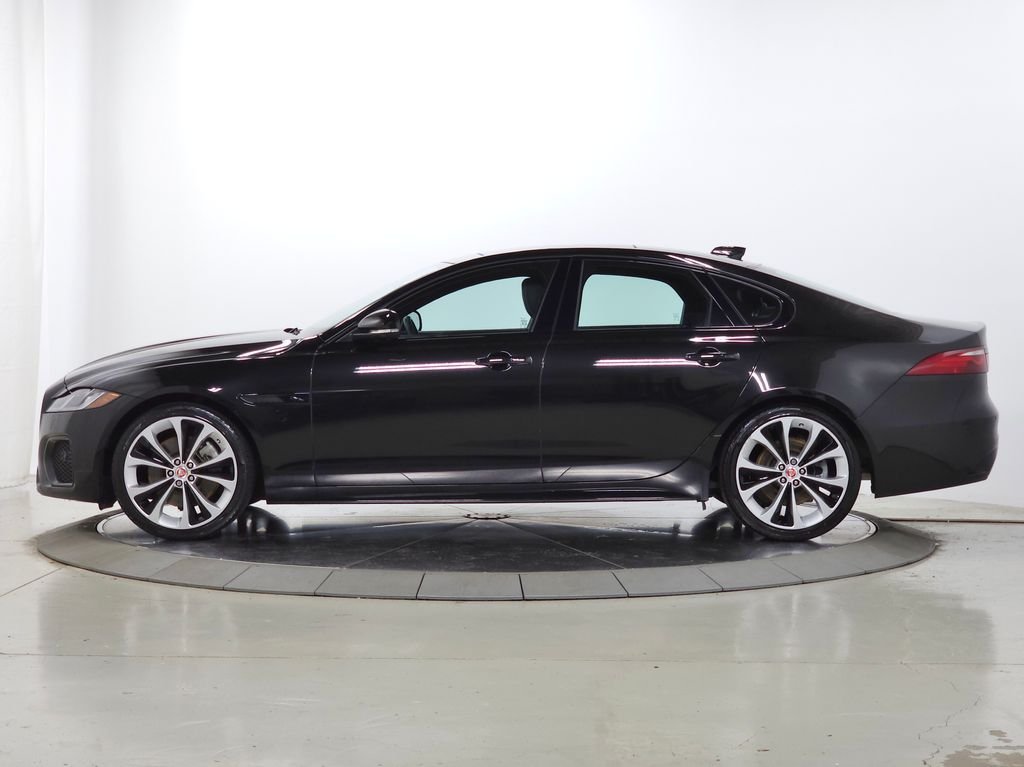 Used 2022  Jaguar R-Dynamic SE image 2