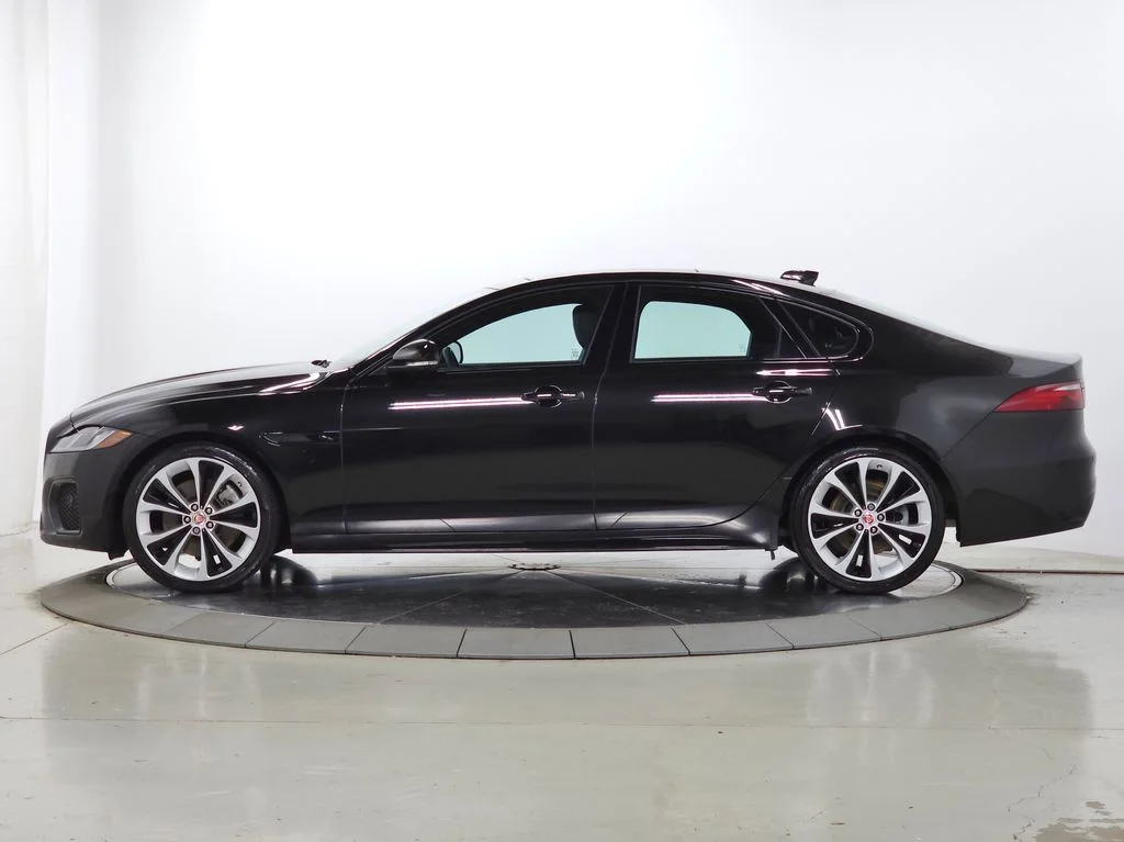 Used 2022  Jaguar R-Dynamic SE image 2