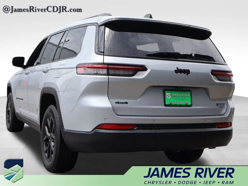 Used 2024 Silver Jeep Altitude image 3