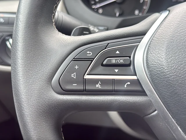 Used 2023 White INFINITI LUXE image 38
