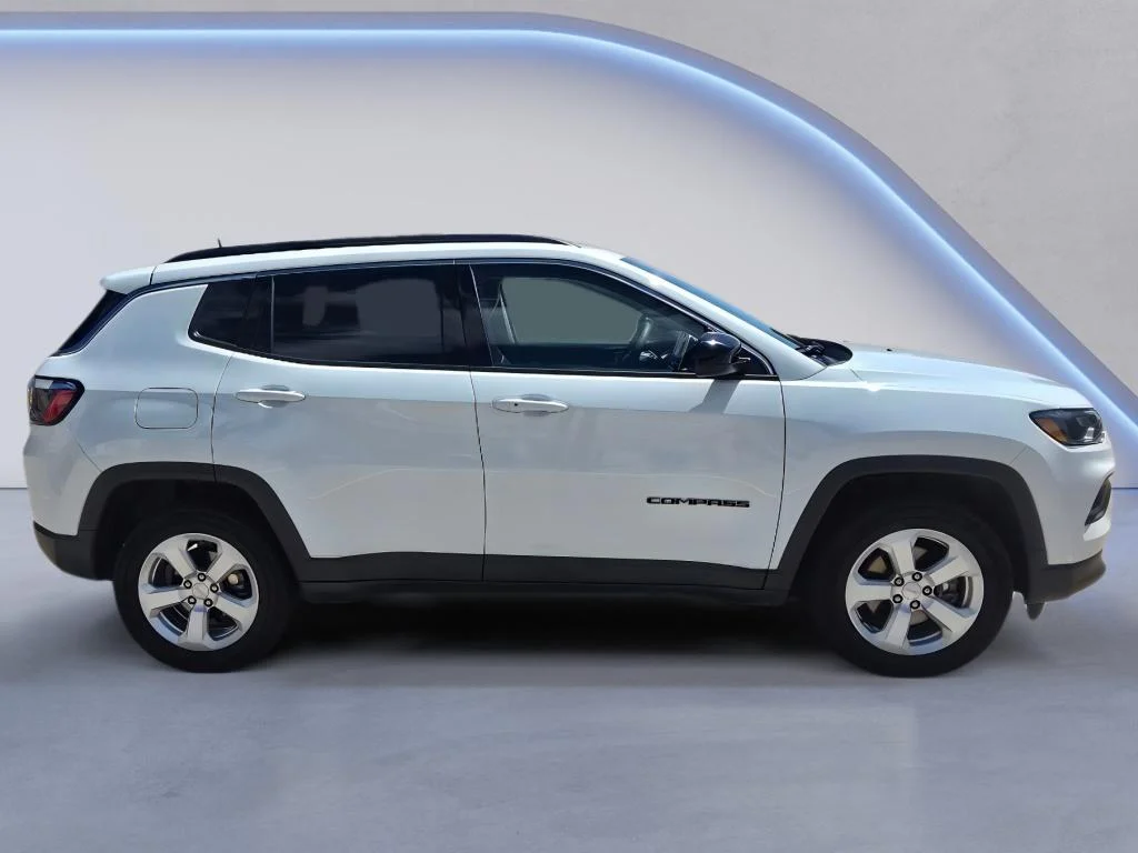 Used 2022 Bright White Clearcoat Jeep Latitude image 7
