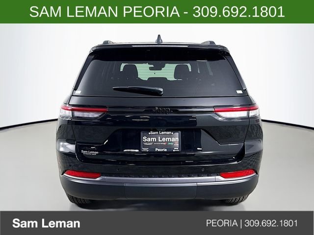 New 2026 Diamond Black Crystal Pearl-Coat Exterior Paint Jeep Altitude image 6