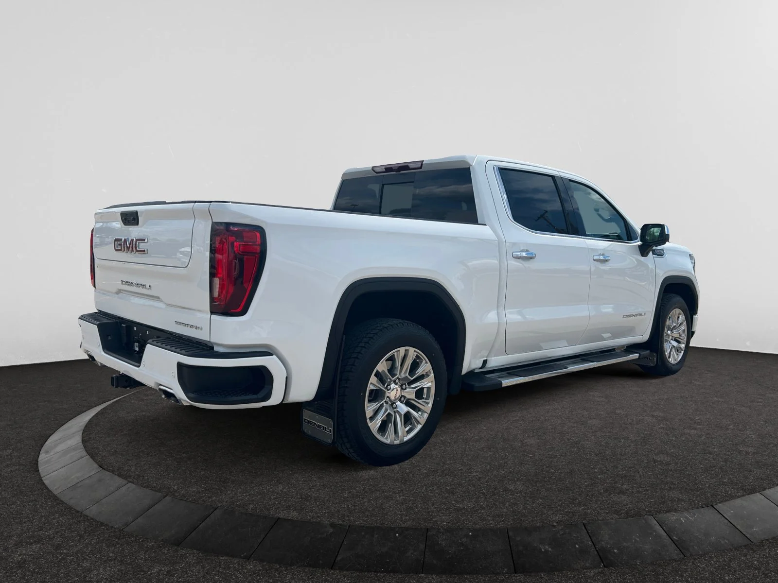 Used 2024 White GMC Denali Crew 6.2L Leather Sunroof Nav 4x4 image 5