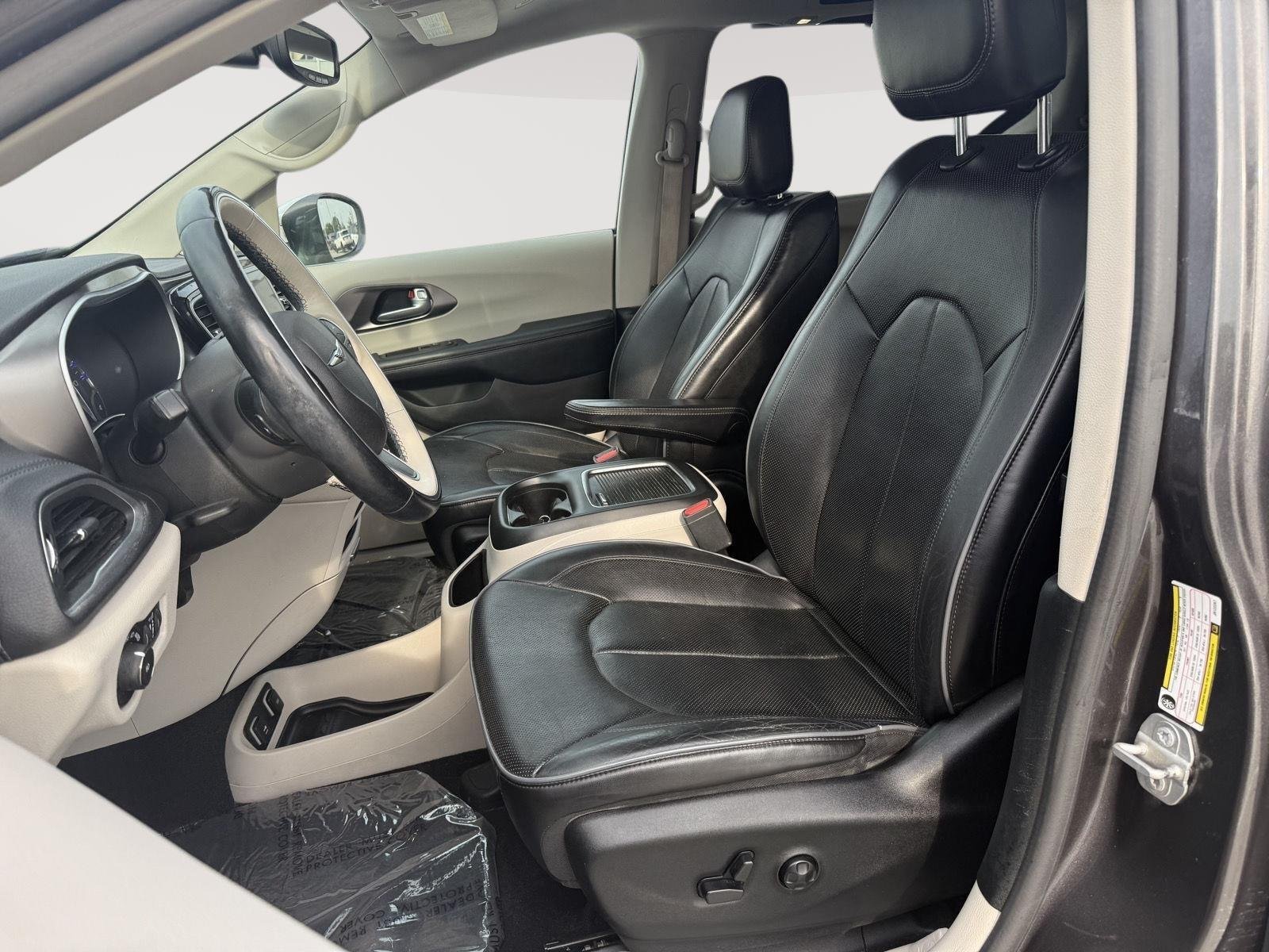 Used 2018 Granite Crystal Metallic Clearcoat Chrysler Limited image 9