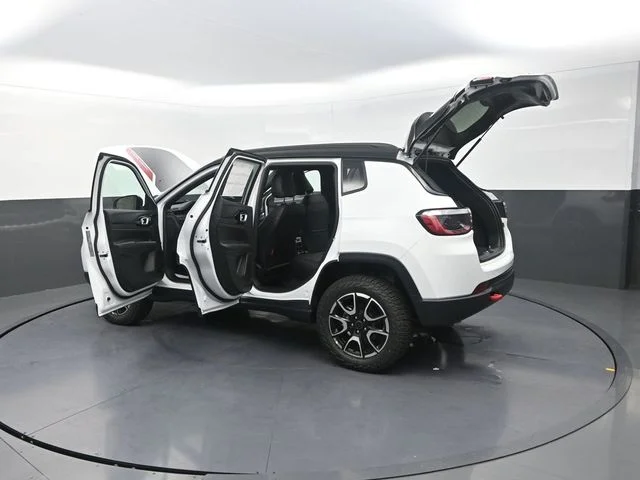 New 2026 Bright White Clear-Coat Exterior Paint Jeep Trailhawk image 33