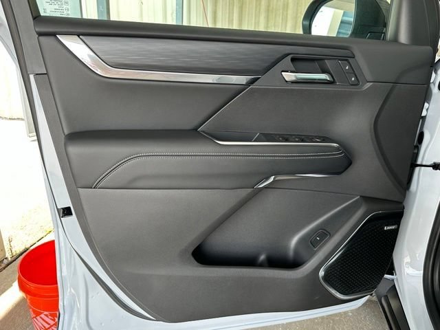 New 2026 Glacier White Tricoat GMC Elevation image 10