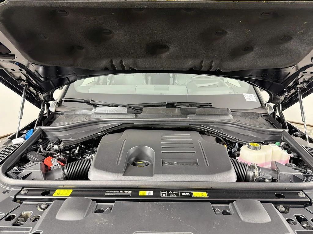 New 2026 Santorini Black Land Rover Dynamic SE image 32