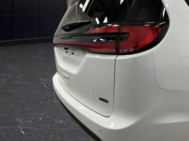 New 2026 Bright White Clear-Coat Exterior Paint Chrysler Select image 35