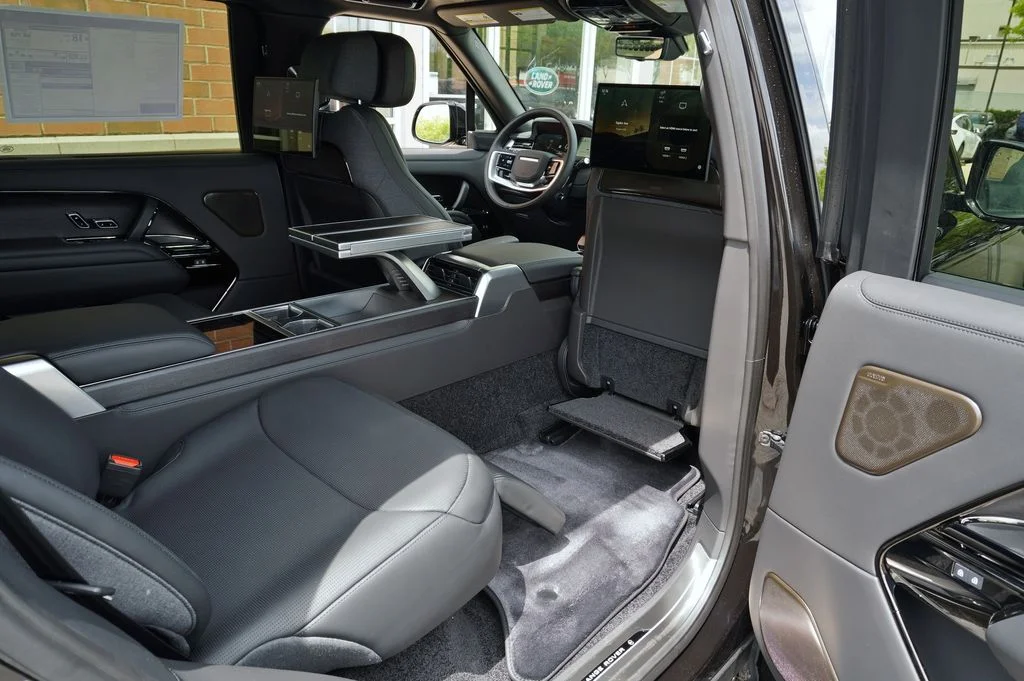 New 2026 Obsidian Black in Gloss Finish Land Rover SV image 38
