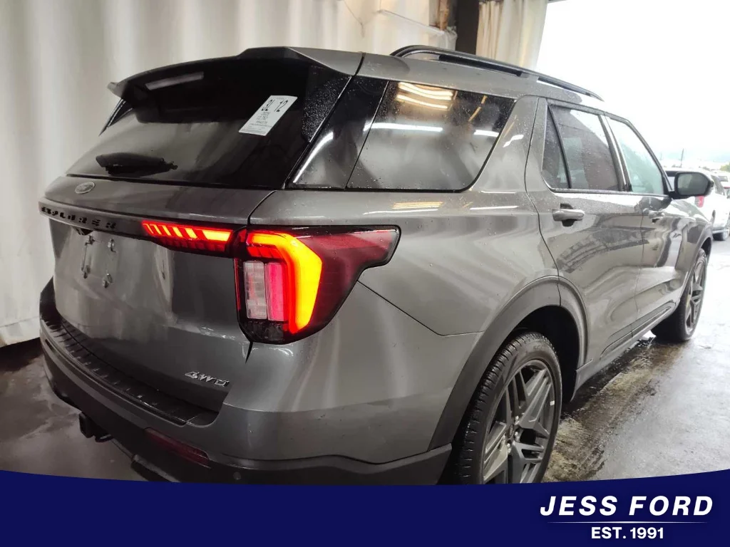 Used 2025 Carbonized Gray Metallic Ford ST-Line image 3