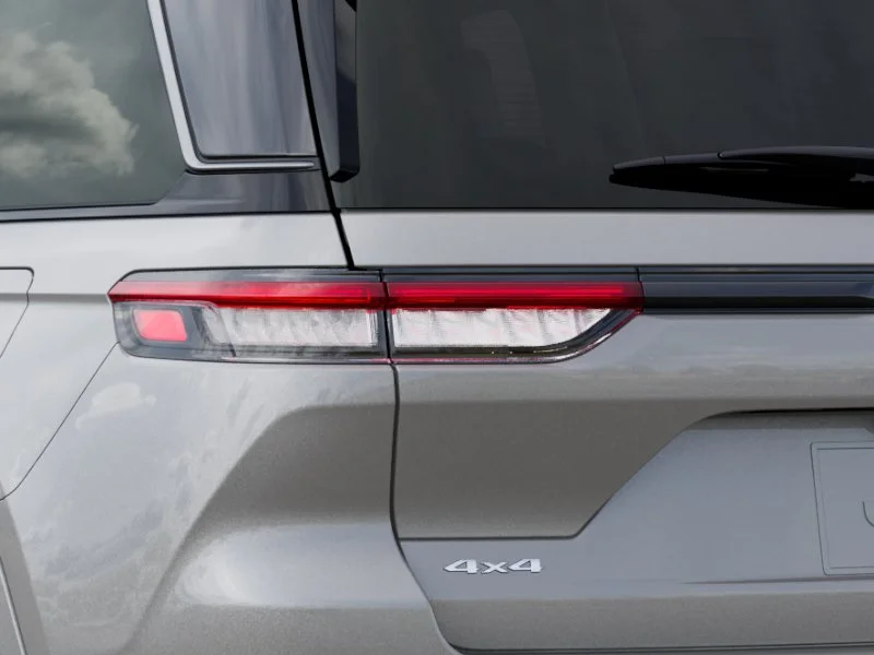 New 2026 Silver Zynith Exterior Paint Jeep Limited Reserve image 5