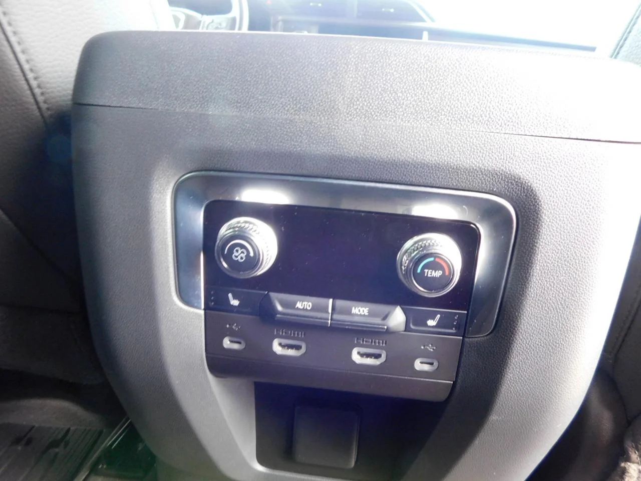 Used 2021 White GMC 4WD 4dr Denali image 15