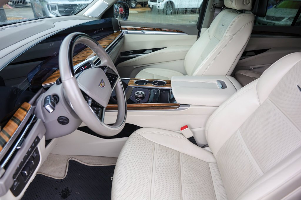 Certified Used 2025 Black Raven Cadillac Sport Platinum image 9