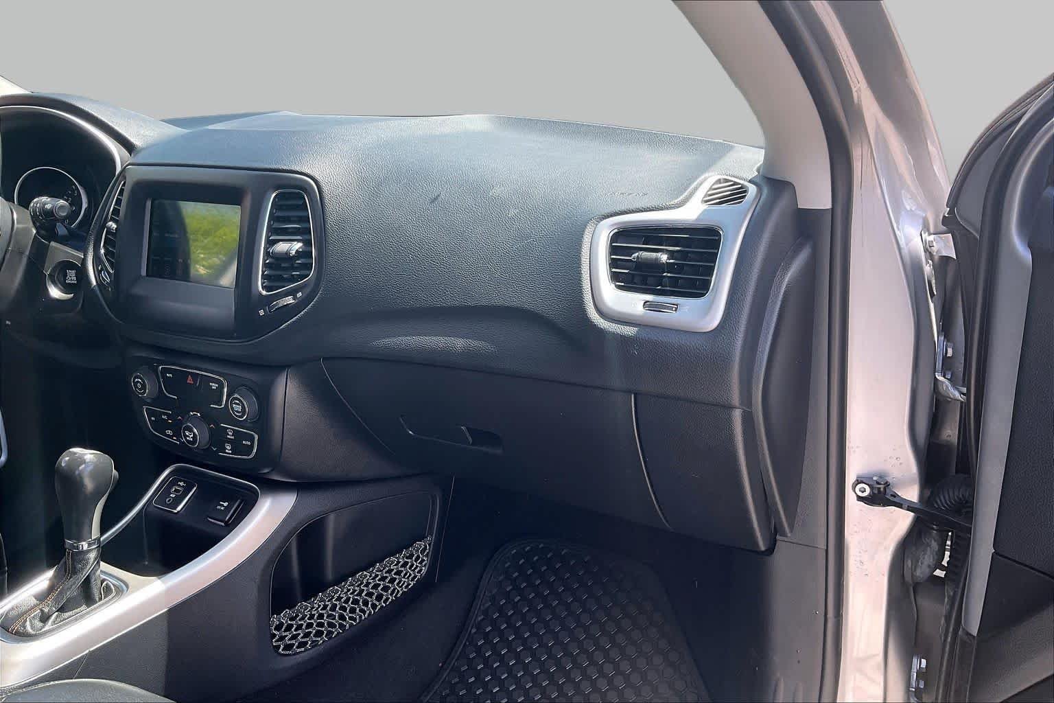 Used 2019 Billet Silver Metallic Clear Coat Jeep Latitude image 18