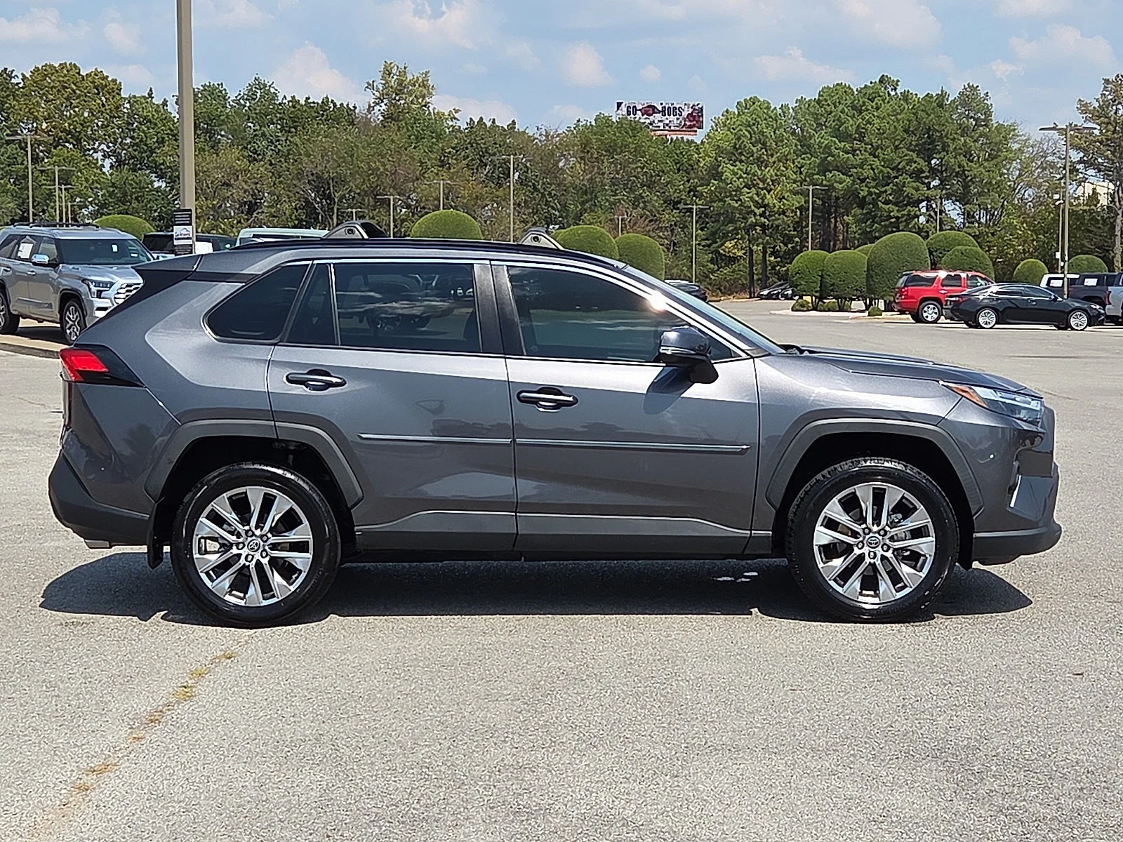 Used 2022 Magnetic Gray Metallic Toyota XLE Premium image 6