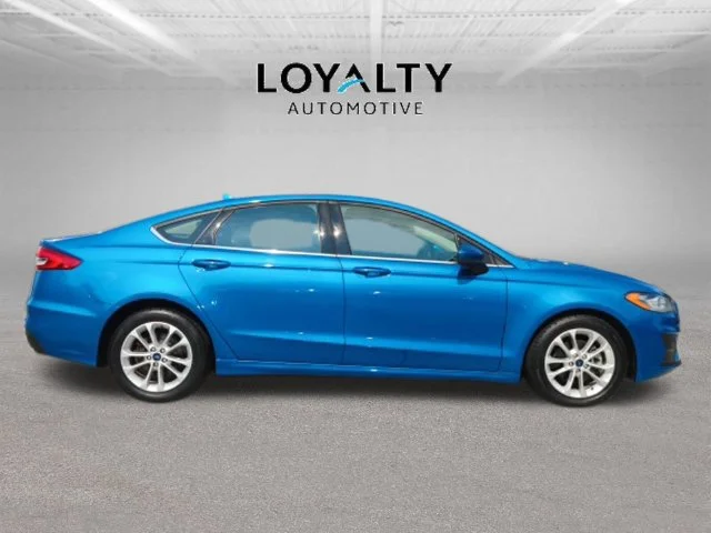 Used 2019 Blue Ford SE image 2