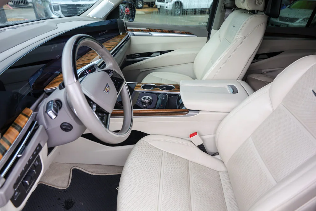 Certified Used 2025 Black Raven Cadillac Sport Platinum image 9