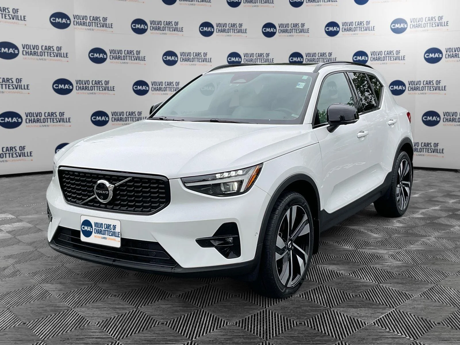 2023 Volvo XC40 B5 Ultimate Dark AWD's photo