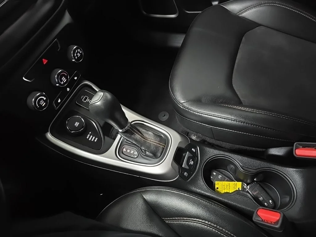 Used 2018 White Jeep Latitude image 26