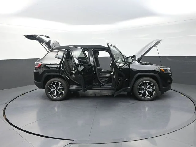 New 2026 Diamond Black Crystal Pearl-Coat Exterior Paint Jeep Limited image 36