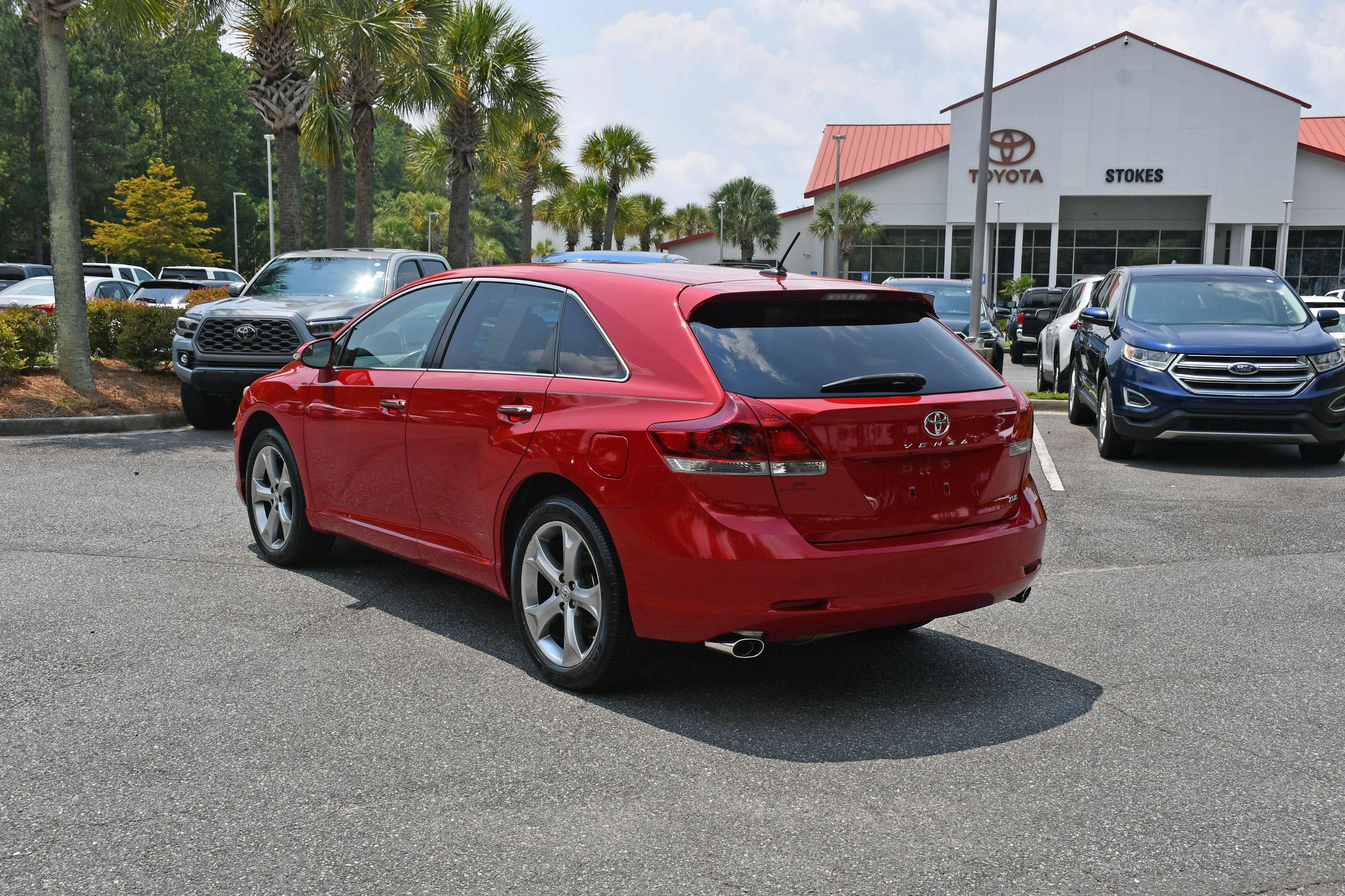 Used 2014 Red Toyota XLE image 3