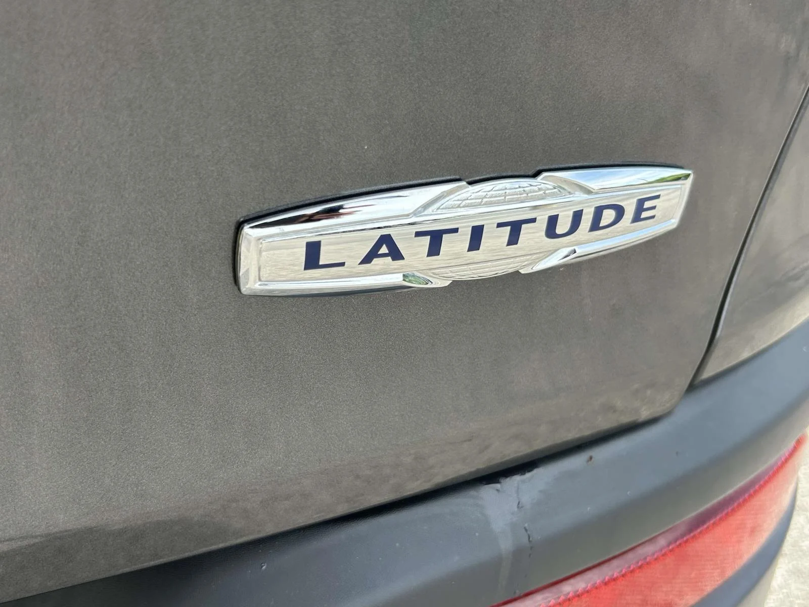 Used 2017 Gray Jeep Latitude FWD image 6