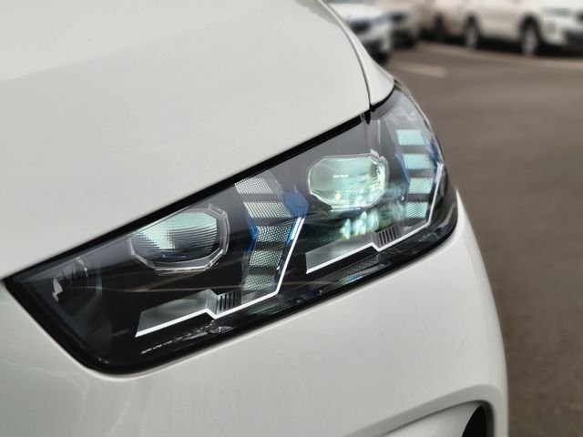 New 2026 White BMW xDrive40i image 9