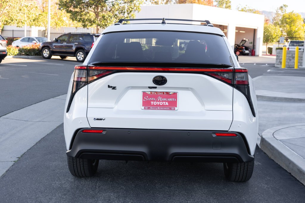 New 2027 Wind Chill Pearl <sup>1</sup> Toyota  XLE image 6