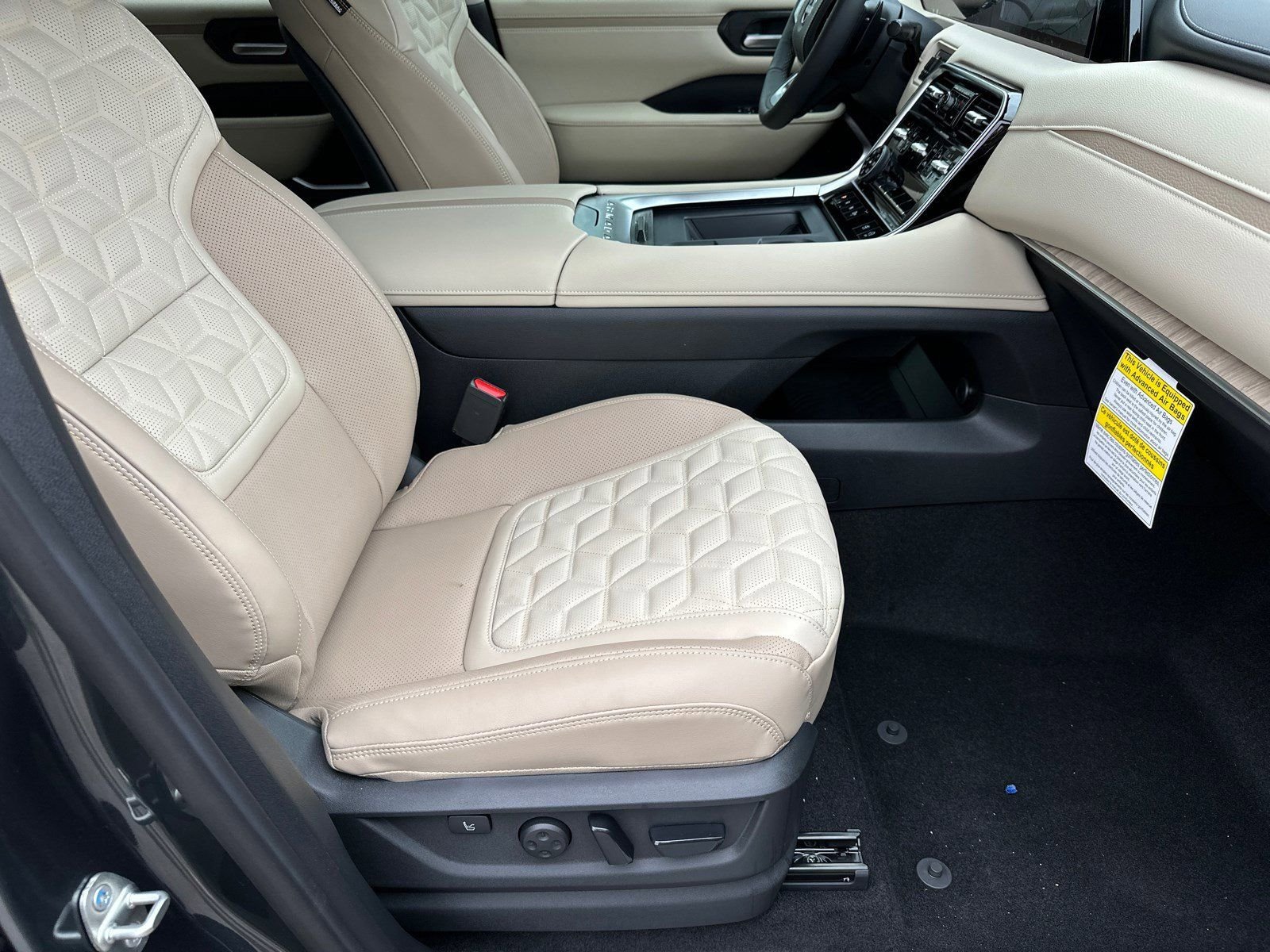 New 2026 White Nissan Platinum Reserve image 13
