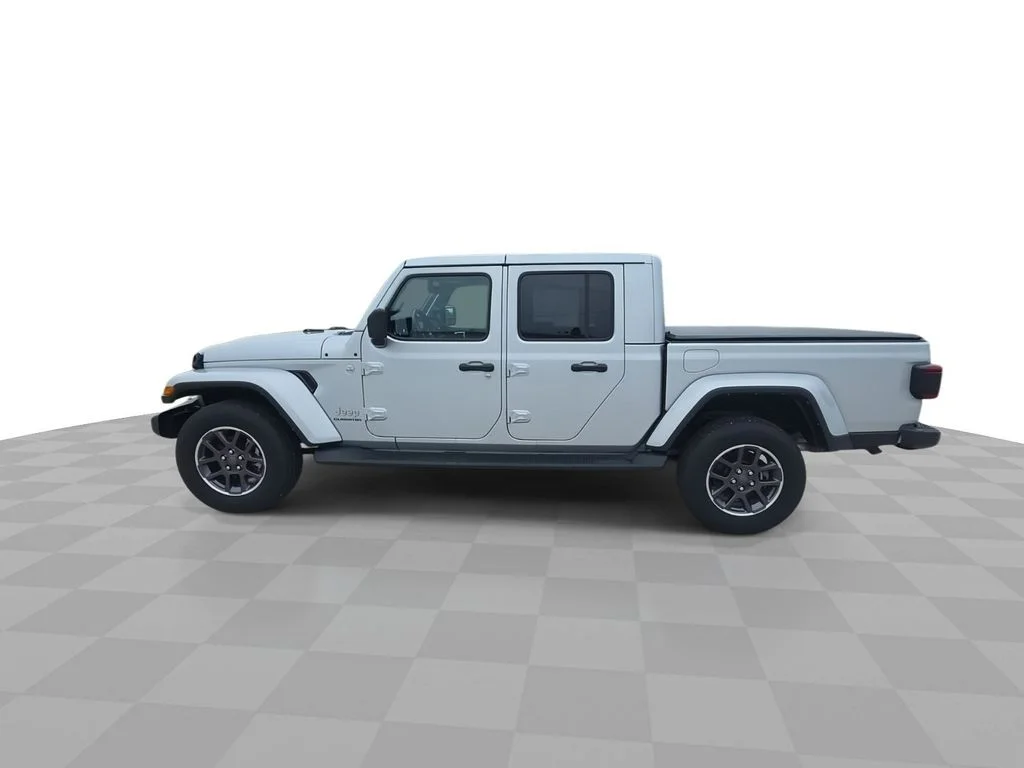 Used 2022 Silver Jeep Overland image 5