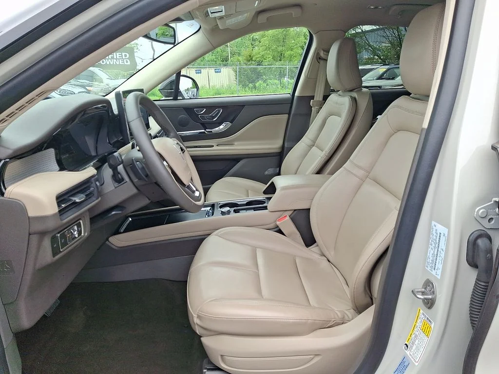 Certified Used 2023 Pearl Metallic Lincoln Standard image 13