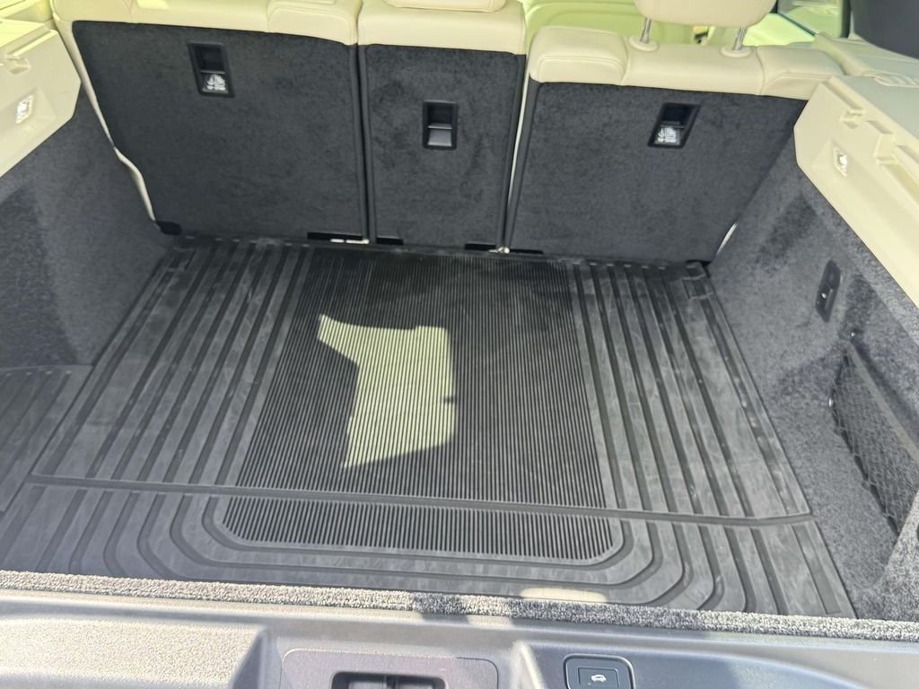 Certified Used 2025  Land Rover SE image 14