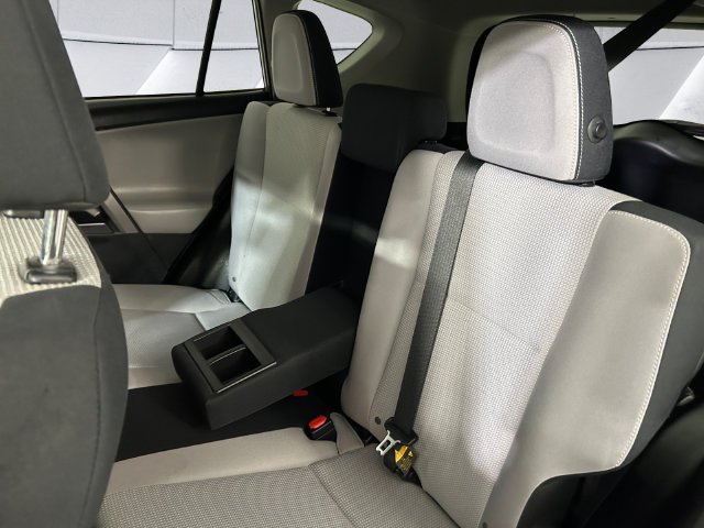 Used 2018 Silver Toyota XLE image 18