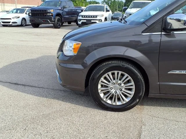 Used 2015 Gray Chrysler Touring-L image 23