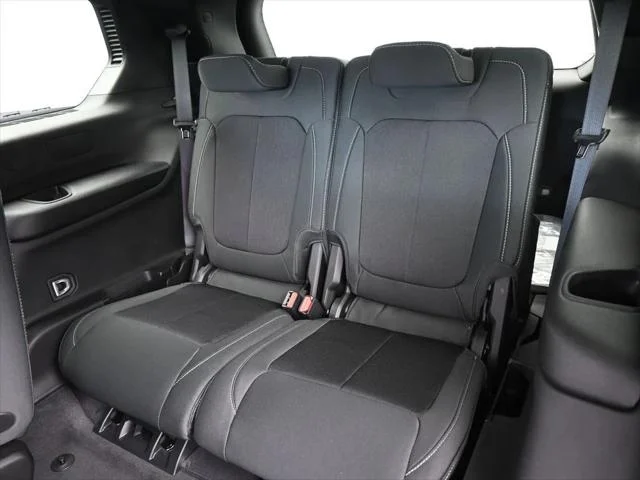 New 2026 Diamond Black Crystal Pearl-Coat Exterior Paint Jeep Laredo image 27