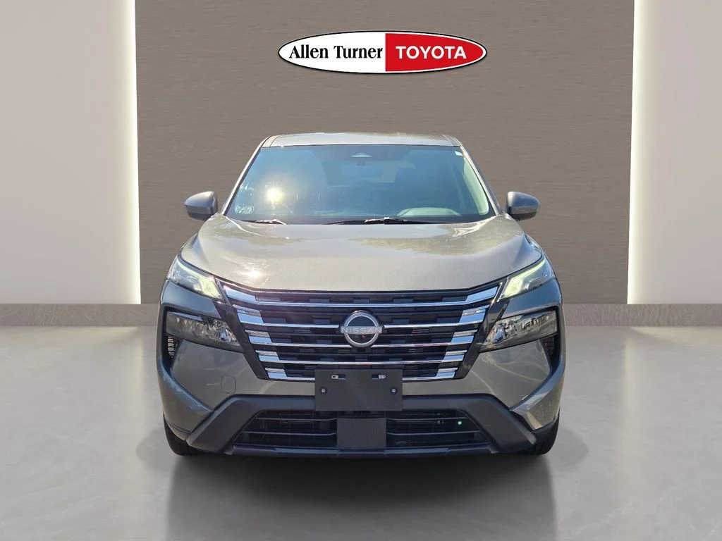 Used 2025 Gray Nissan SV image 4