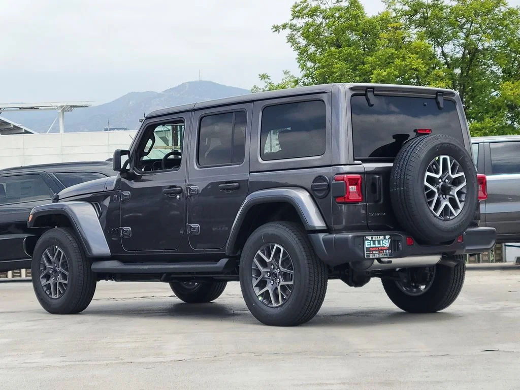 New 2026 Granite Crystal Metallic Clear-Coat Exterior Paint Jeep Sahara image 2