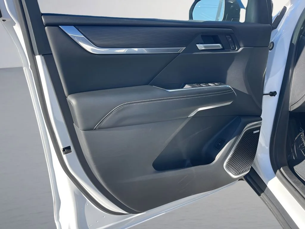 Used 2025 Summit White GMC Elevation image 10