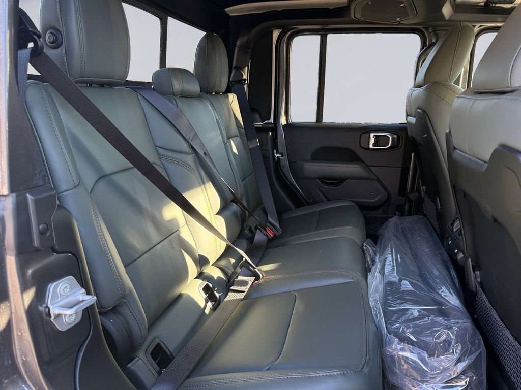 New 2026 Granite Crystal Metallic Clear-Coat Exterior Paint Jeep Mojave X image 18