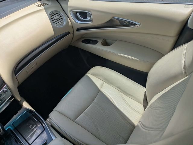 Used 2016 White INFINITI Base image 18