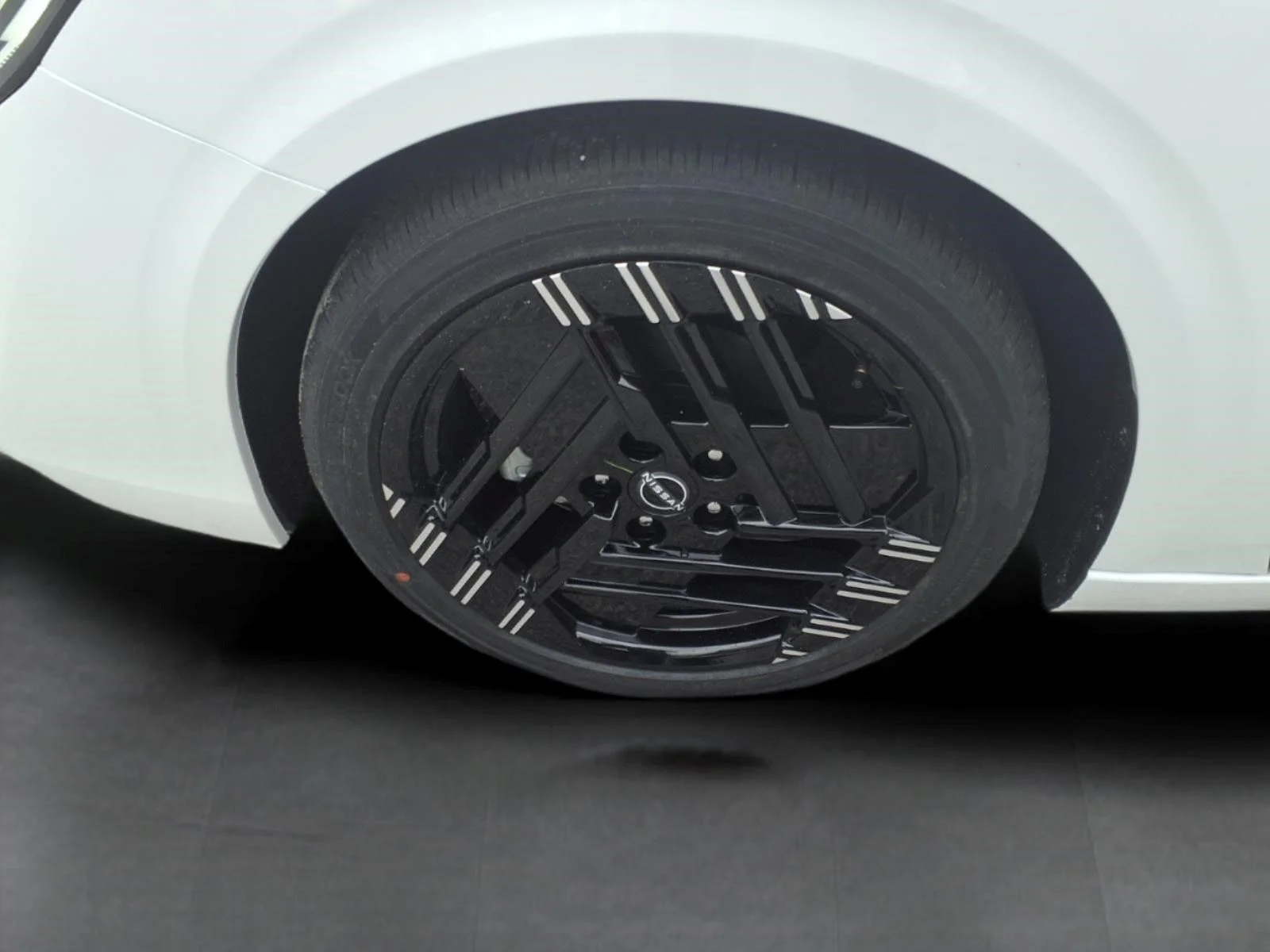 New 2026 Aspen White TriCoat / Super Black Two-tone Nissan SR image 4