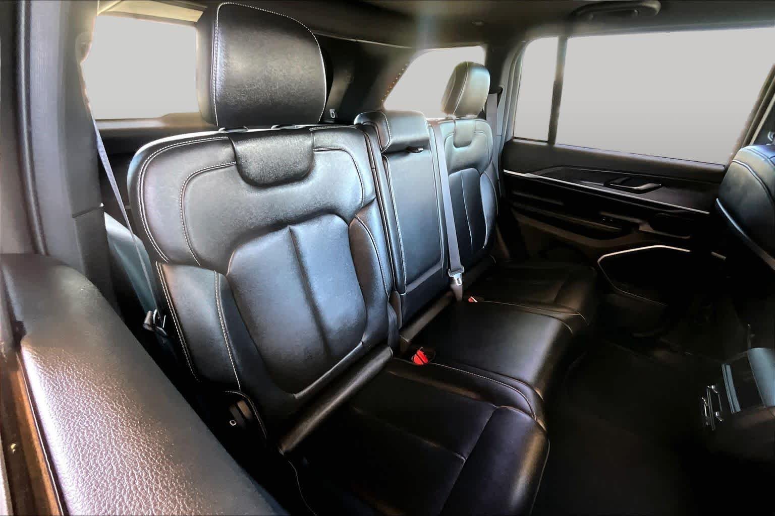 Used 2024 Baltic Gray Metallic Clearcoat Jeep  image 20