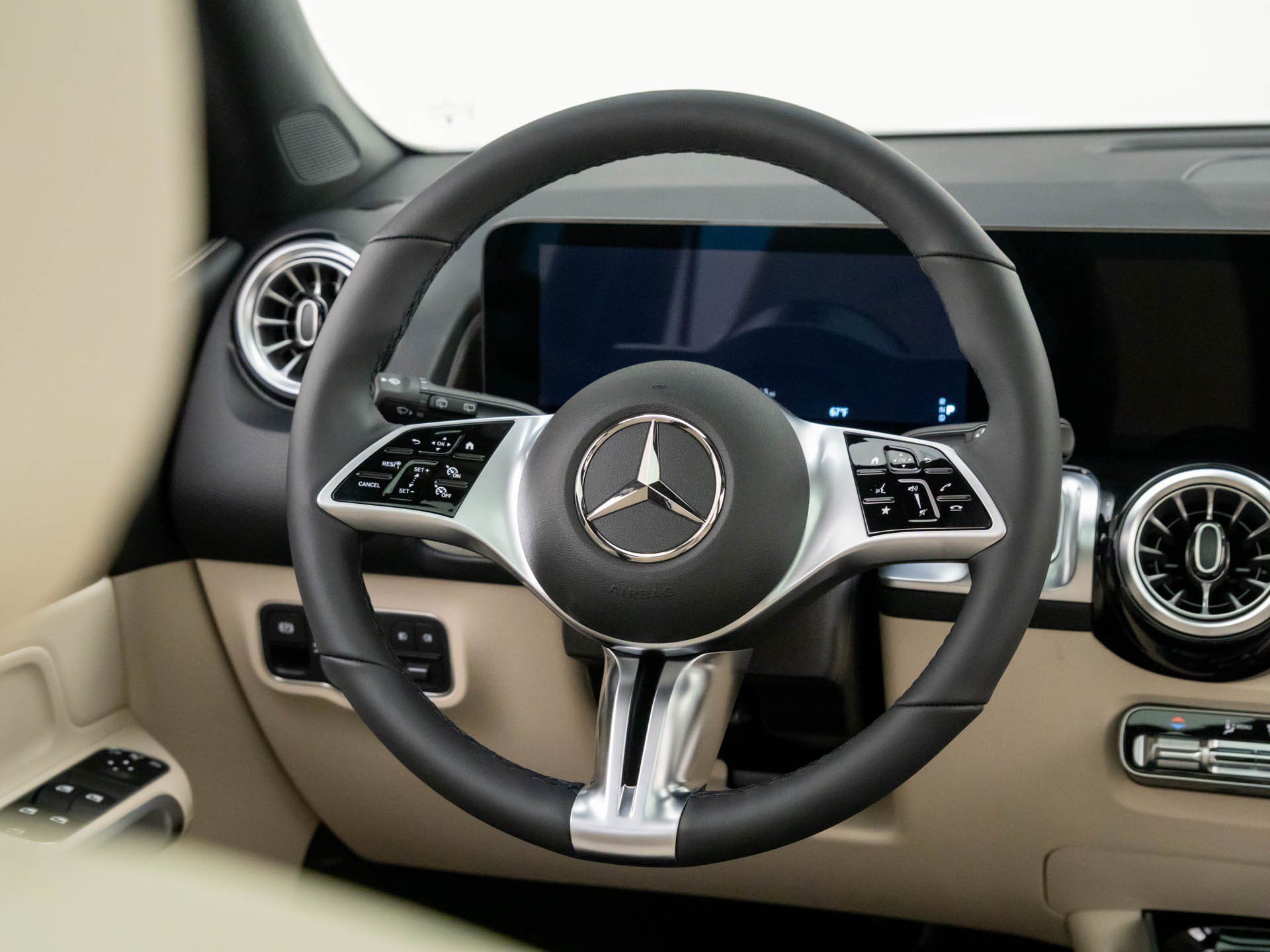 New 2026 White Mercedes-Benz GLB 250 image 11