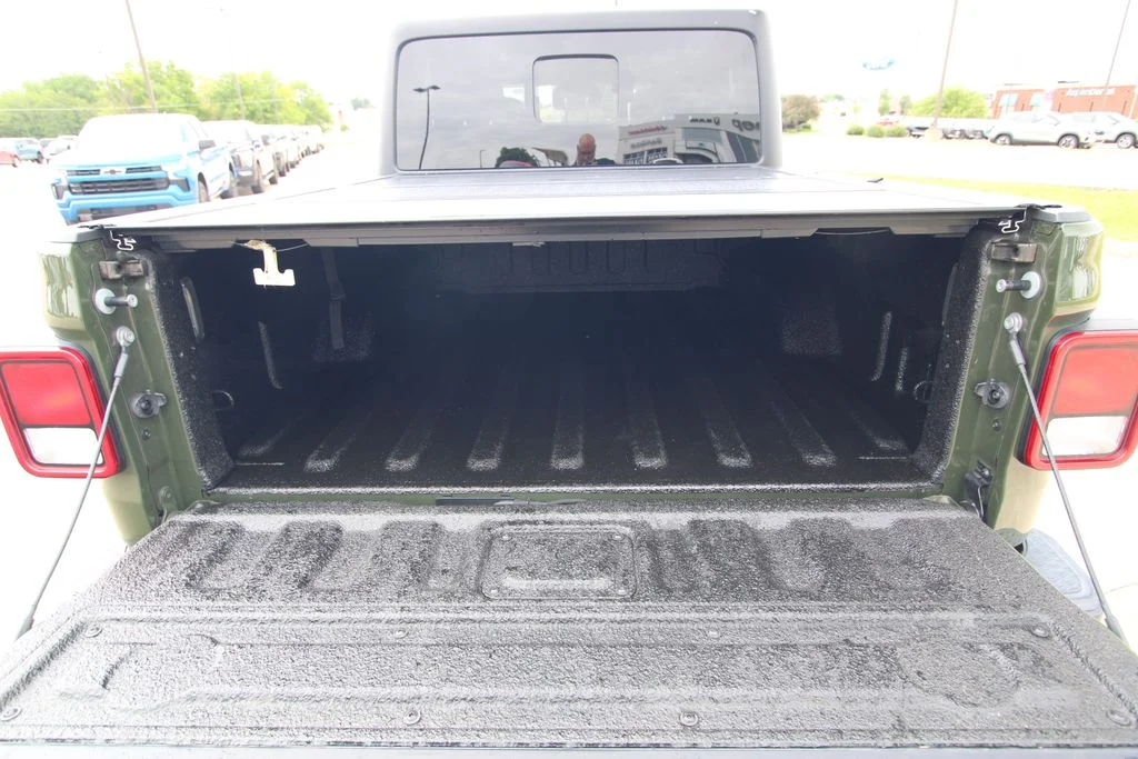 Used 2022 Green Jeep Sport image 15
