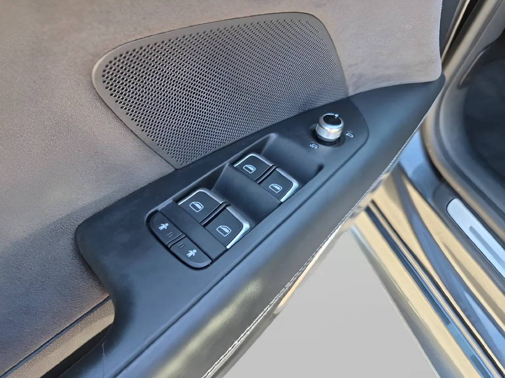 Used 2016  Audi 4.0T Prestige image 17