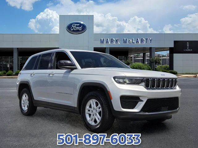Used 2023 Silver Jeep Laredo image 8