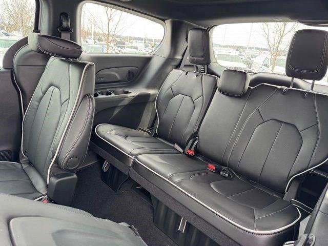 New 2026 Silver Mist Clear-Coat Exterior Paint Chrysler Limited image 32