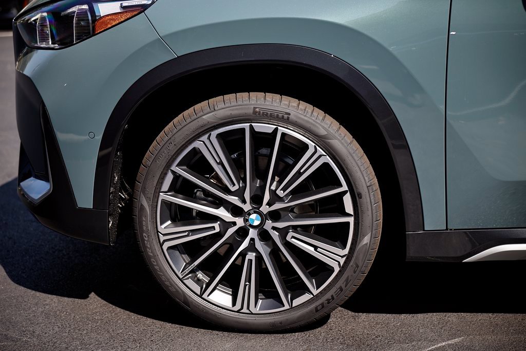 Used 2026 Cape York Green Metallic BMW xDrive28i image 9